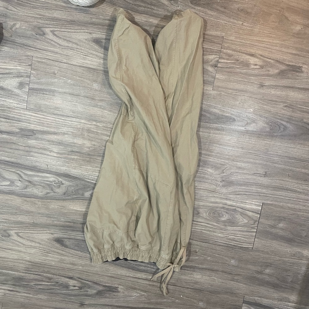 Lululemon khaki material loose fits tapered slacks barely worn 🔥🔥